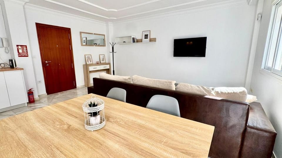 TV and multimedia, Living room, Seating area, Dining area