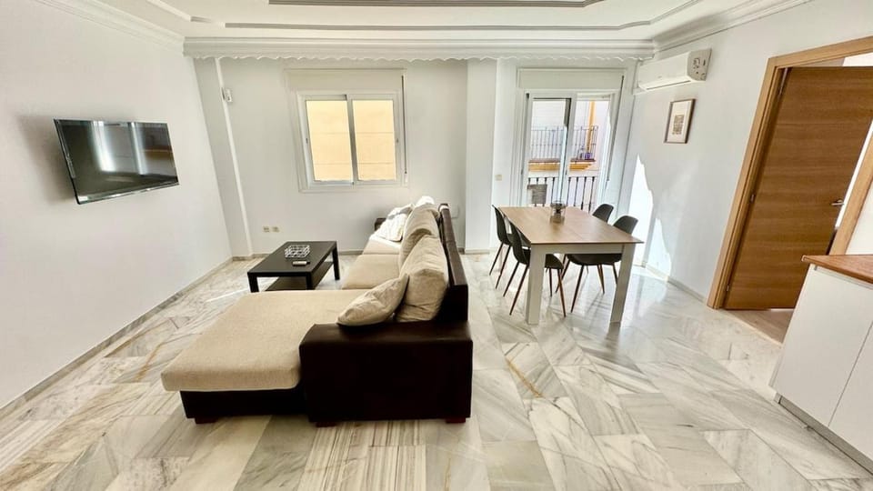 TV and multimedia, Living room, Seating area, Dining area