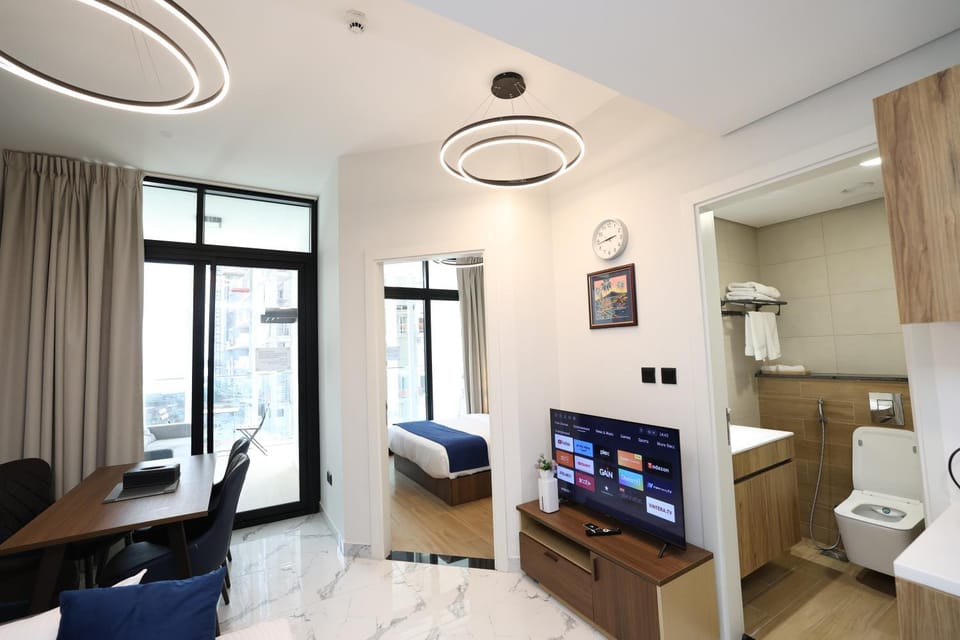 Bed, Bathroom, TV and multimedia, Balcony/Terrace, Living room, Photo of the whole room, Seating area, Bedroom