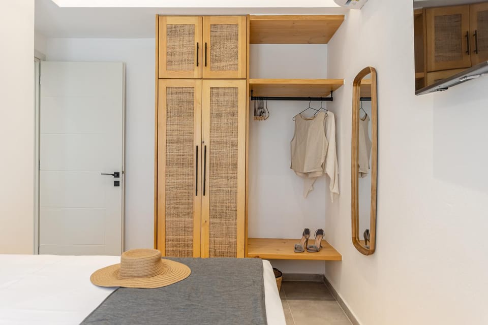 Bed, TV and multimedia, Bedroom, wardrobe