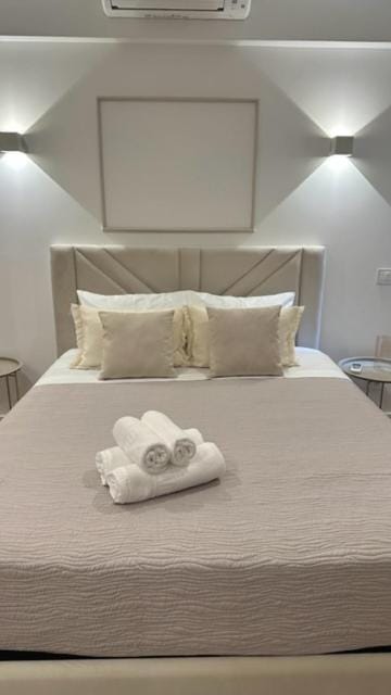 Bed, Bedroom, towels