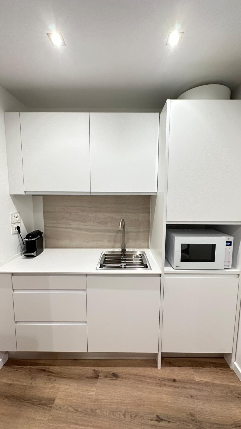 Coffee/tea facilities, Kitchen or kitchenette, stove
