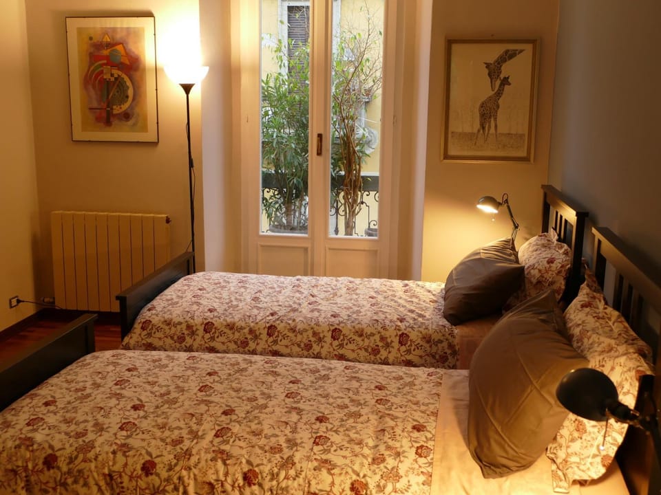 Bed, Bedroom, Street view