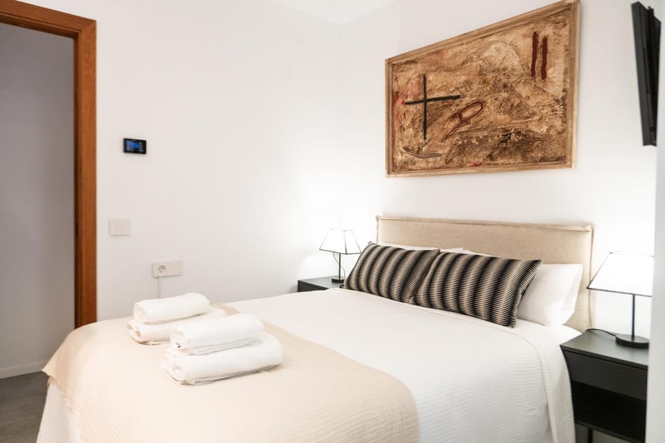 Bed, TV and multimedia, Photo of the whole room, Bedroom, towels