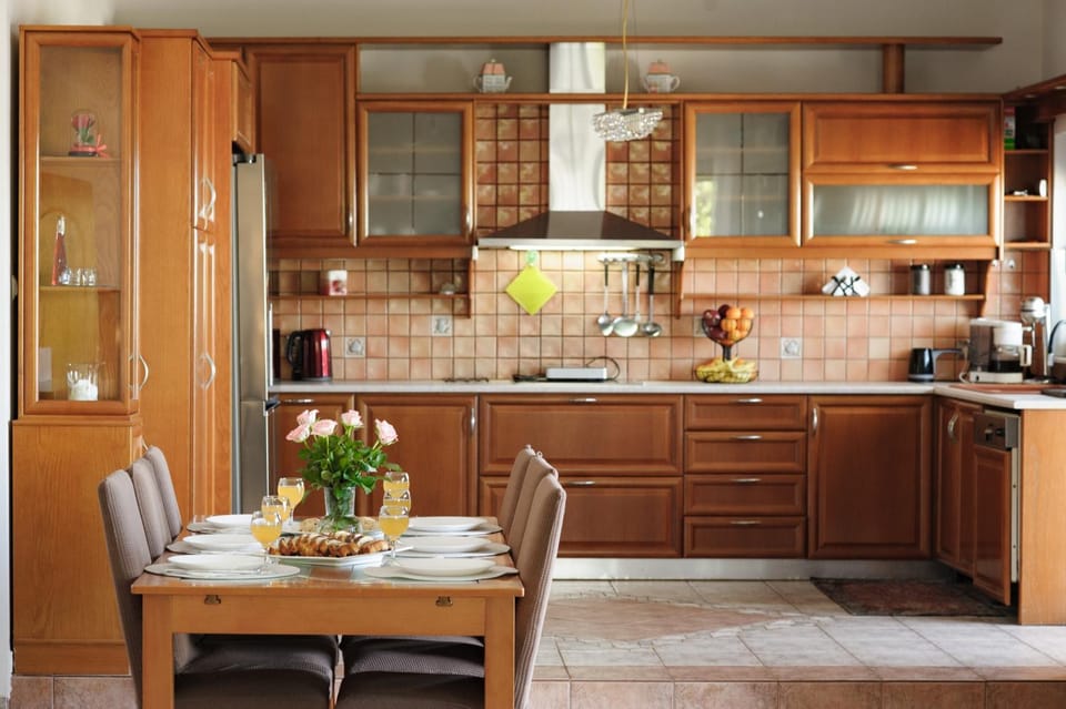 Coffee/tea facilities, Kitchen or kitchenette, Dining area, oven, stove