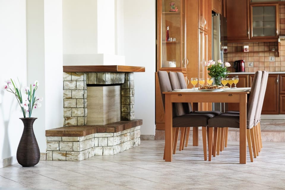 Dining area, fireplace