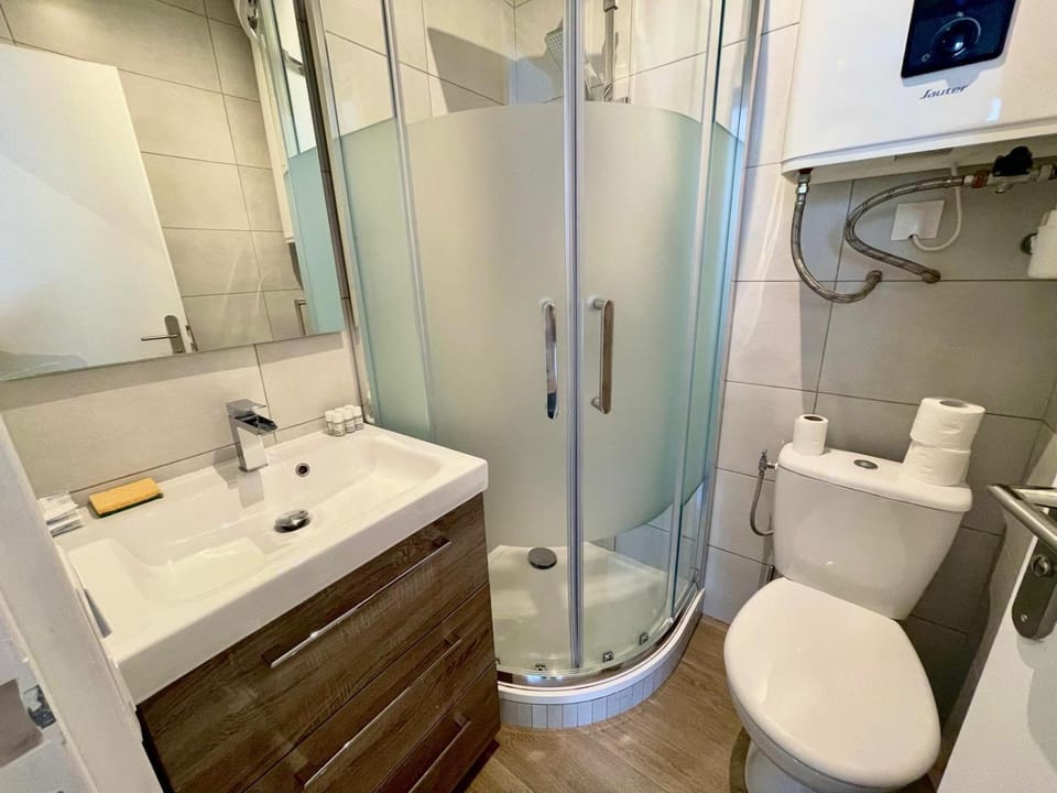 Shower, Toilet