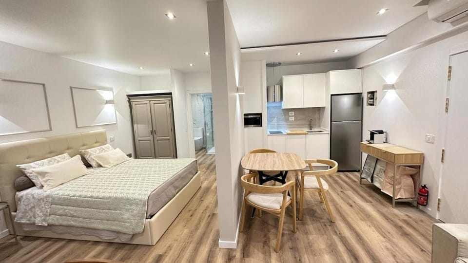 Bed, Kitchen or kitchenette, Photo of the whole room, Dining area, wardrobe, air conditioner