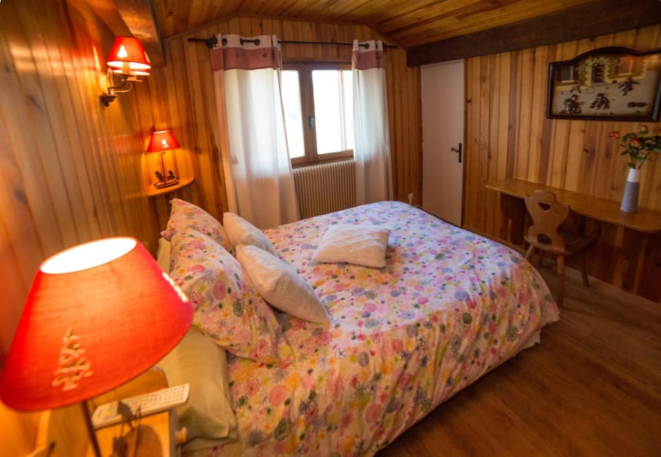 Shower, Toilet, Photo of the whole room, Bedroom
