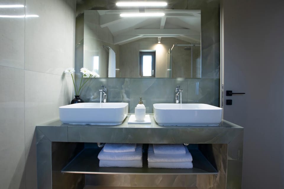 Bathroom, towels