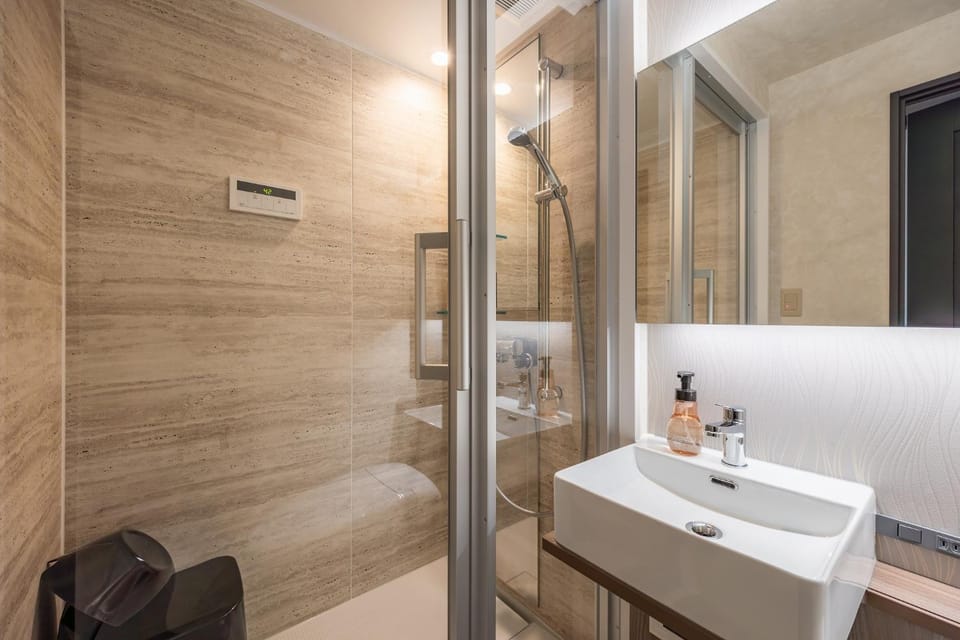 Shower, towels