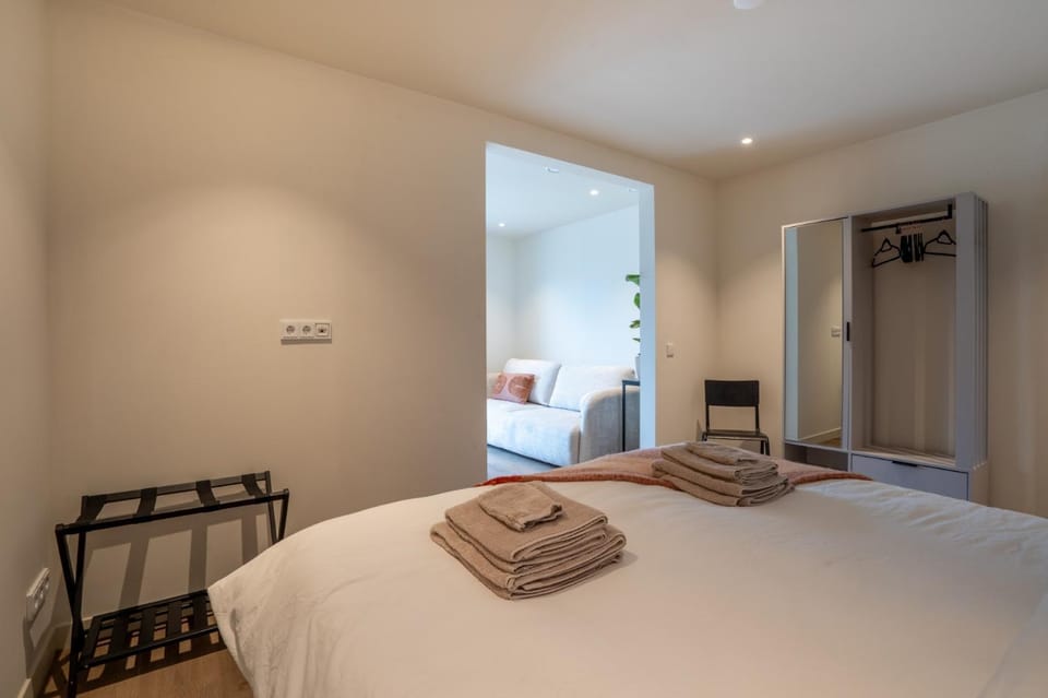 Bed, Photo of the whole room, towels, wardrobe