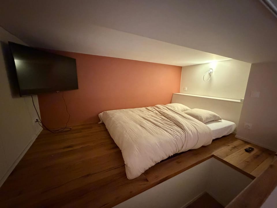 Bed, TV and multimedia, Photo of the whole room, Bedroom