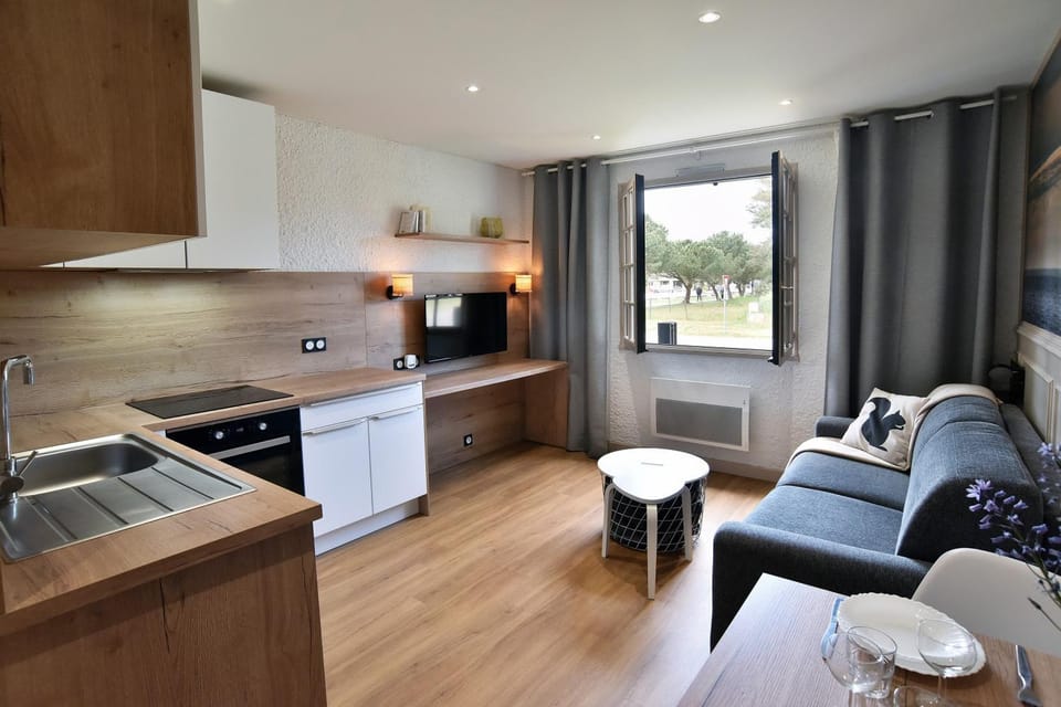 Kitchen or kitchenette, Seating area