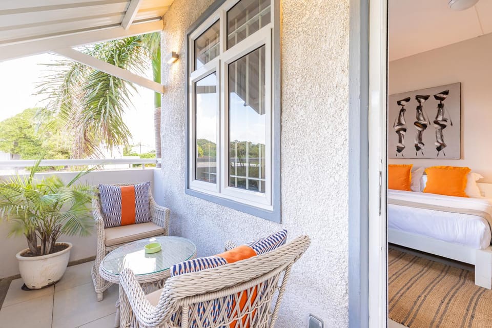View (from property/room), Balcony/Terrace, Seating area, Bedroom