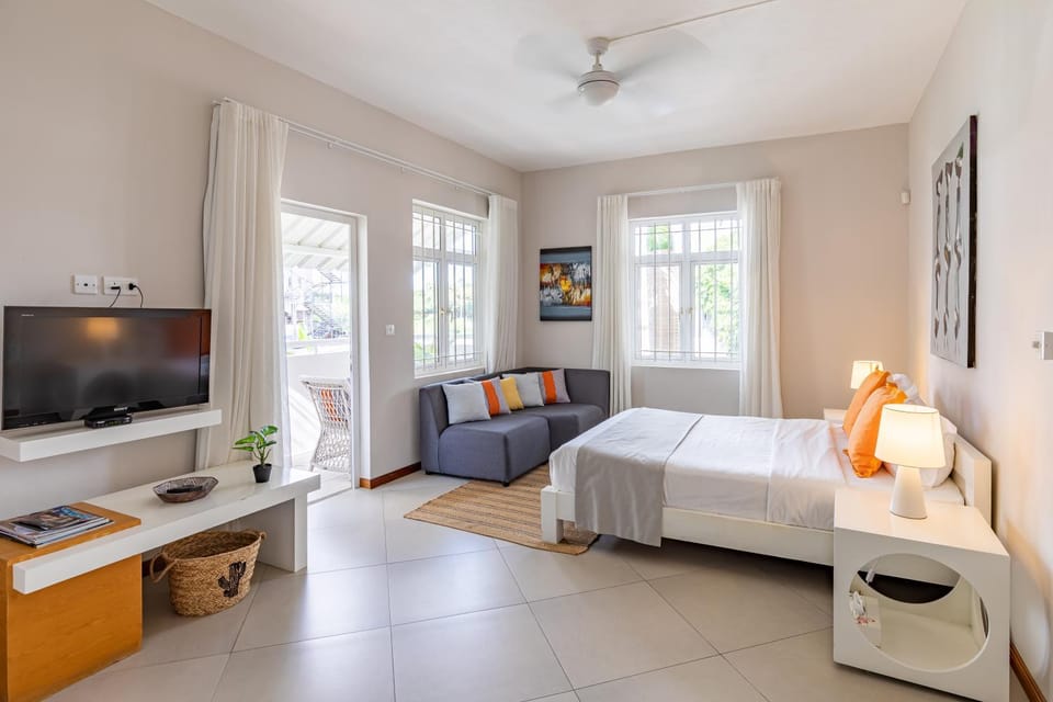 Bed, TV and multimedia, Photo of the whole room, Seating area, Bedroom
