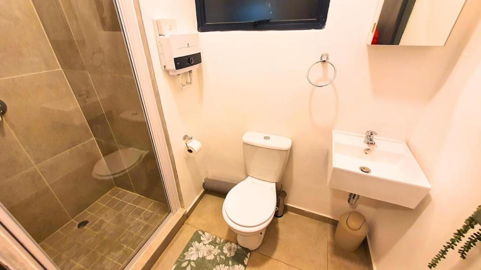 Shower, Toilet