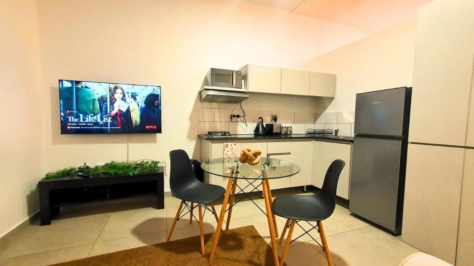 Communal lounge/ TV room, TV and multimedia, Kitchen or kitchenette, Living room, Seating area, Dining area, Evening entertainment, stove
