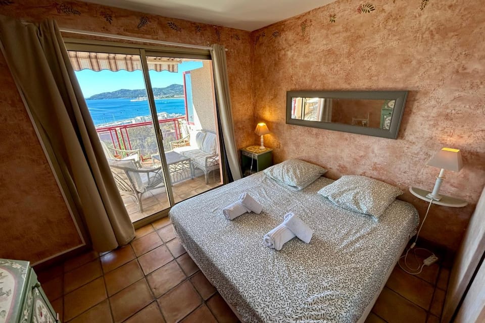 Spacious & Unique Sea View Apt Terrace Pool & Charm Apartment in Le Lavandou