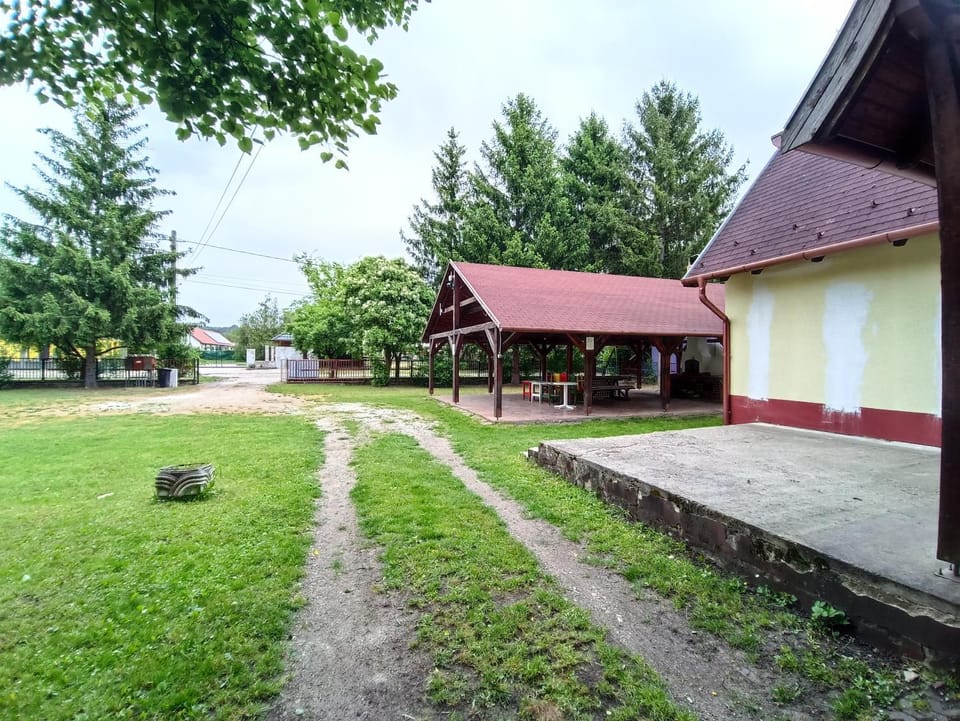 Property building, Day, Garden, Garden, Garden view