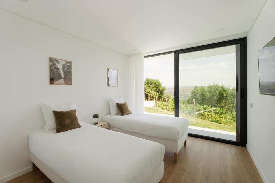Bed, Natural landscape, Photo of the whole room, Bedroom