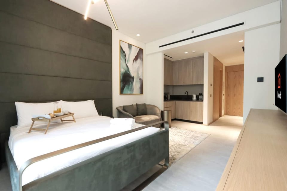 Bed, TV and multimedia, Kitchen or kitchenette, Photo of the whole room, Seating area