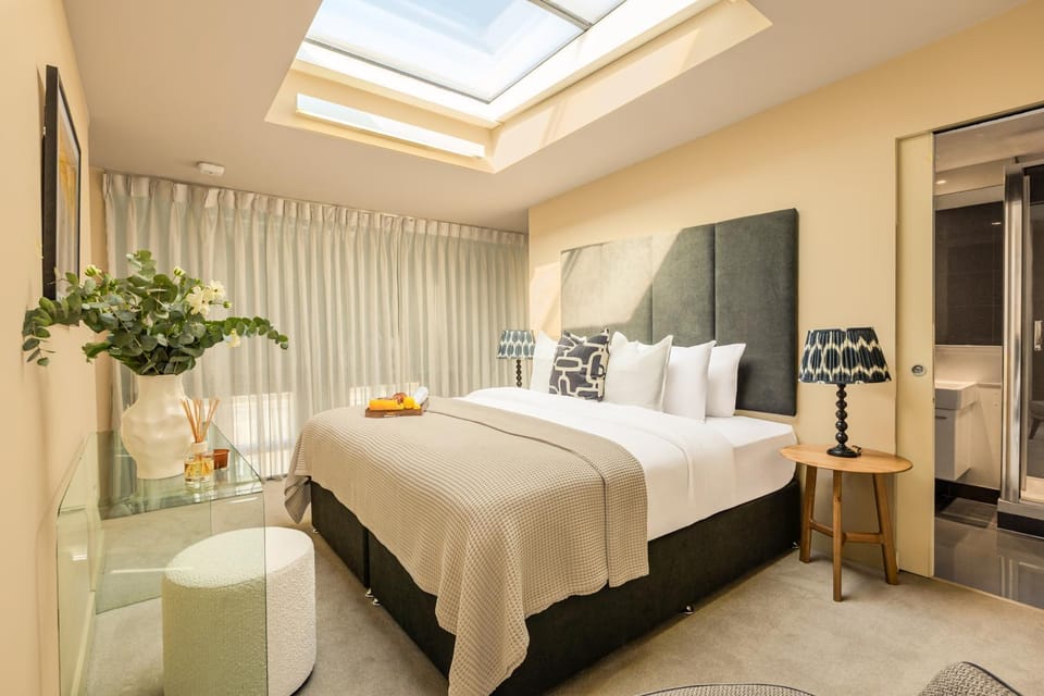 Bed, TV and multimedia, Photo of the whole room, Bedroom, towels