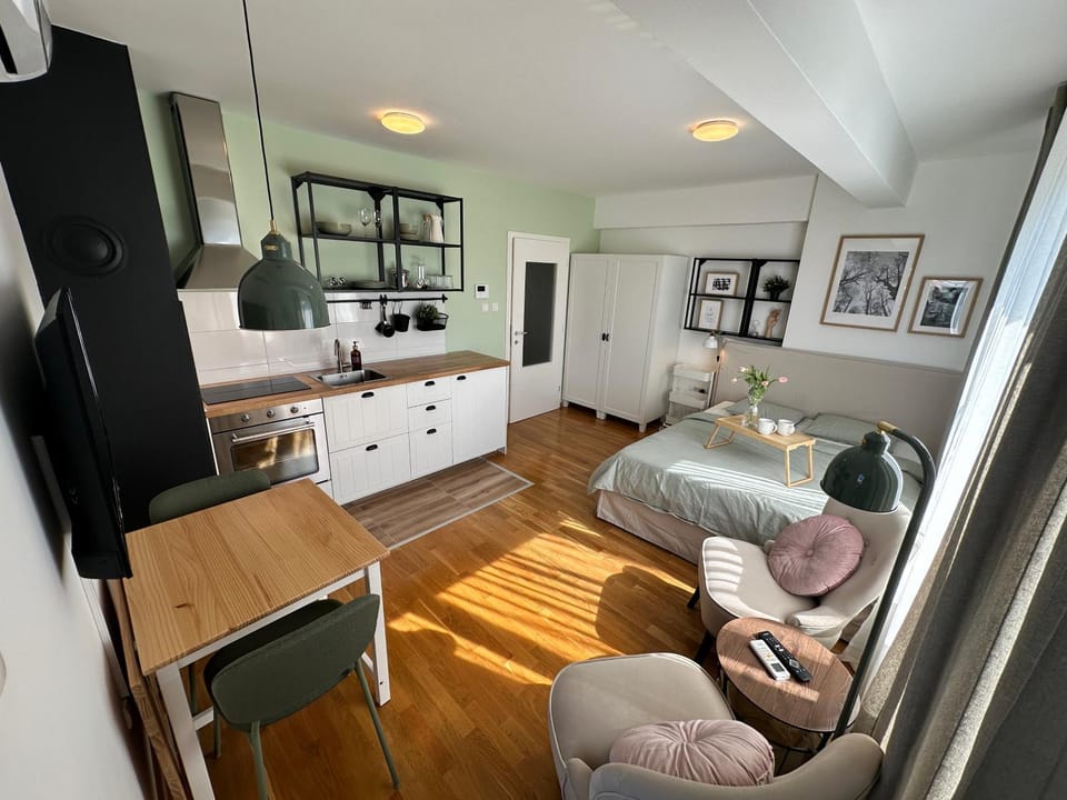 Bed, Kitchen or kitchenette, Living room, Photo of the whole room, Seating area, Dining area