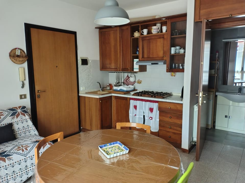 Kitchen or kitchenette, Dining area, pet friendly, stove