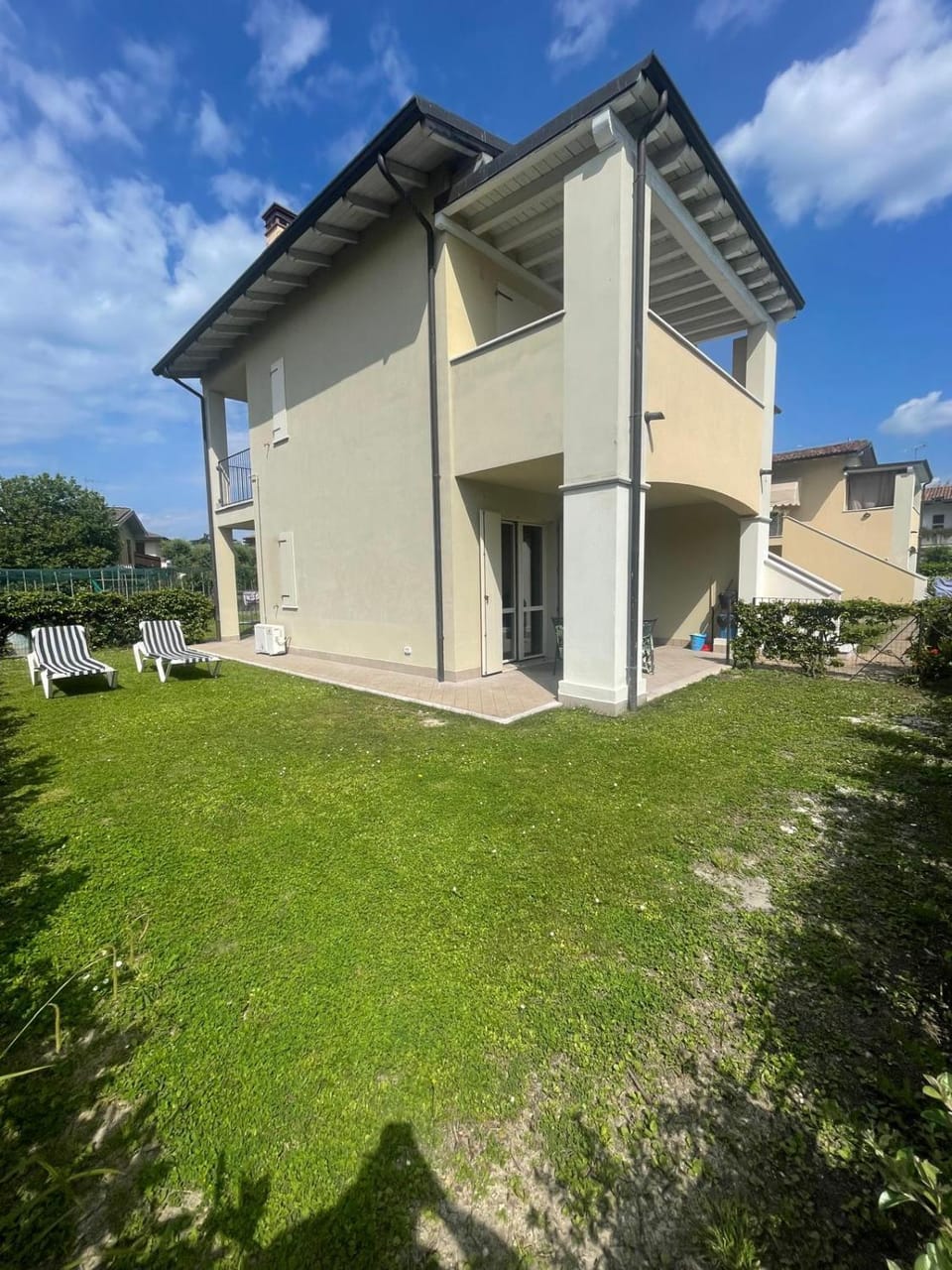 Costantin Pool and Garden Apartment in Desenzano del Garda