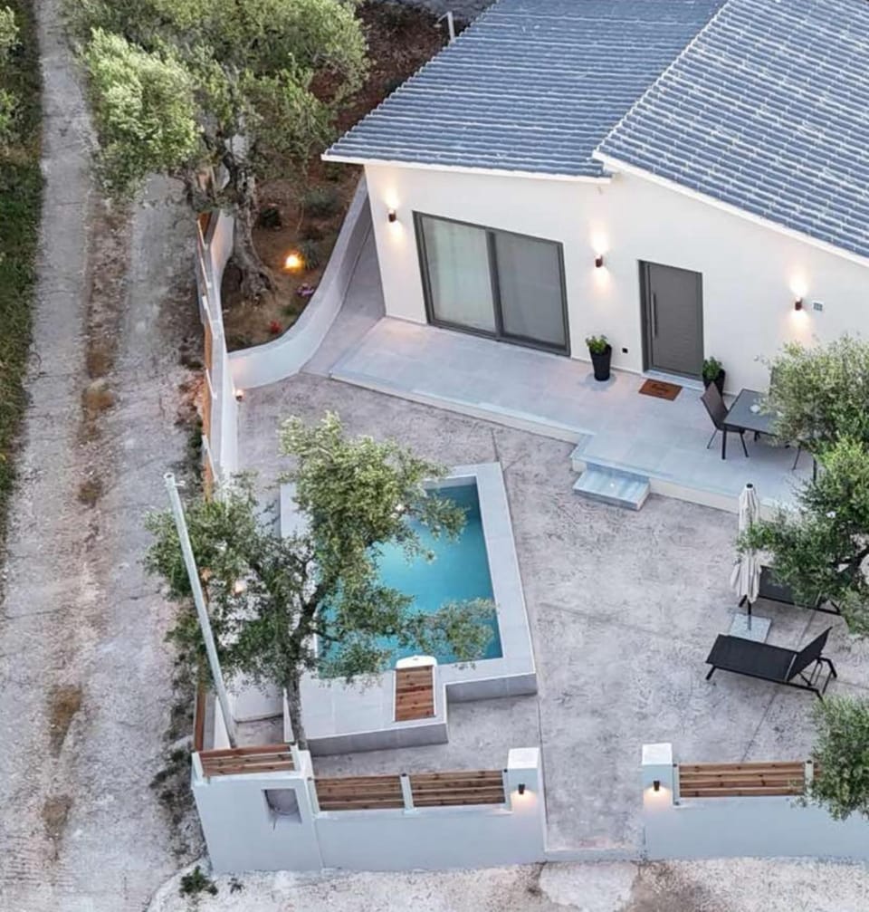 Property building, Patio, Swimming pool