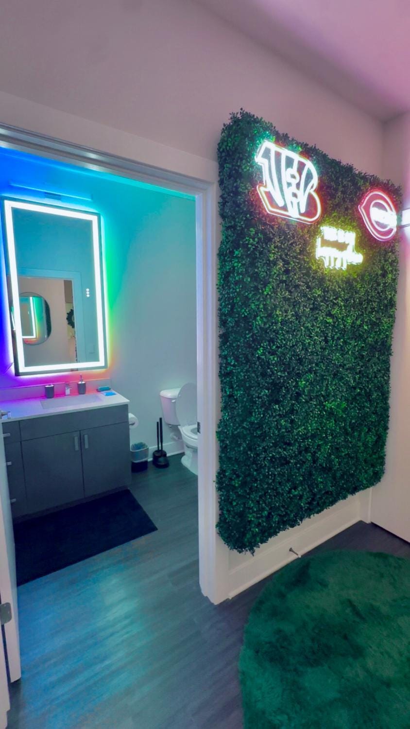 The 513 Flat! 1BR, 1Bath Apt with Pool and Riverfront View! Free Gated Parking! Only Steps from The banks & Stadiums! Apartment in Newport