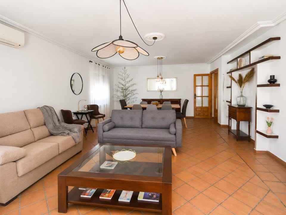 Communal lounge/ TV room, Living room, Seating area, Dining area, air conditioner