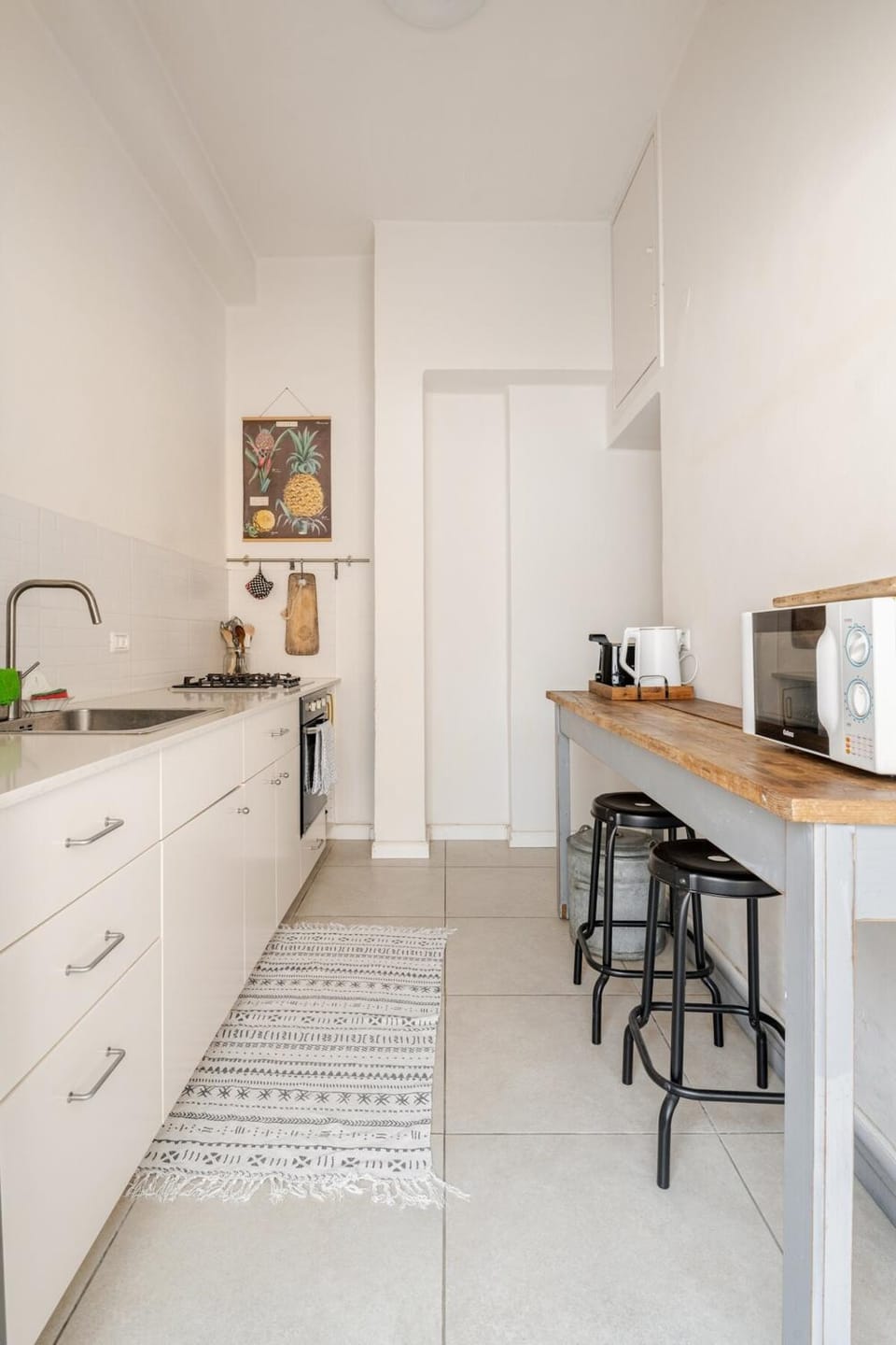 Coffee/tea facilities, Dining area, microwave, oven, stove, toaster, kitchen
