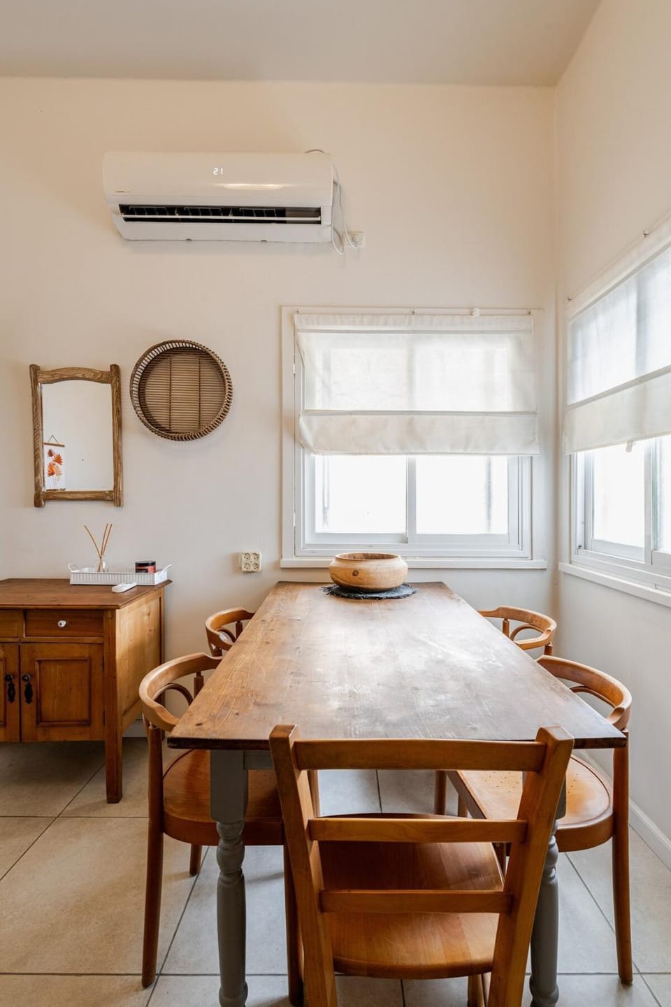 Day, Decorative detail, Dining area, furniture, heating, internet, air conditioner