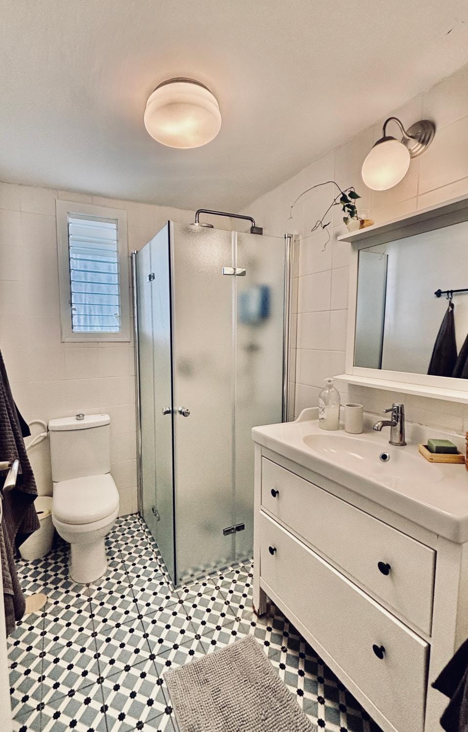 Shower, Toilet, Bathroom, storage, towels