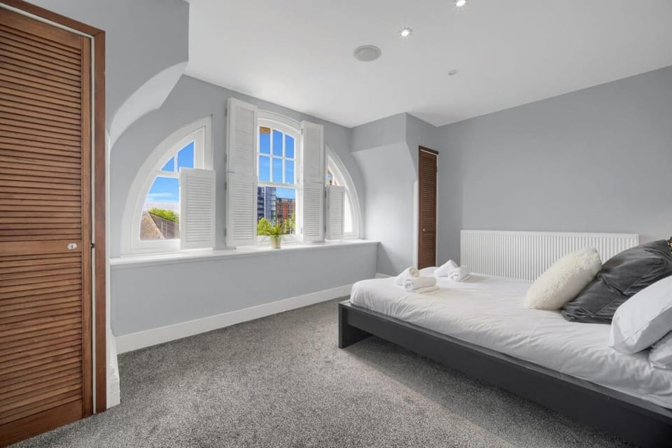 Bed, Living room, Photo of the whole room, Seating area, Bedroom