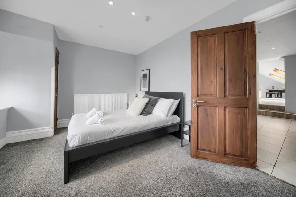 Bed, Photo of the whole room, Bedroom, towels, wardrobe