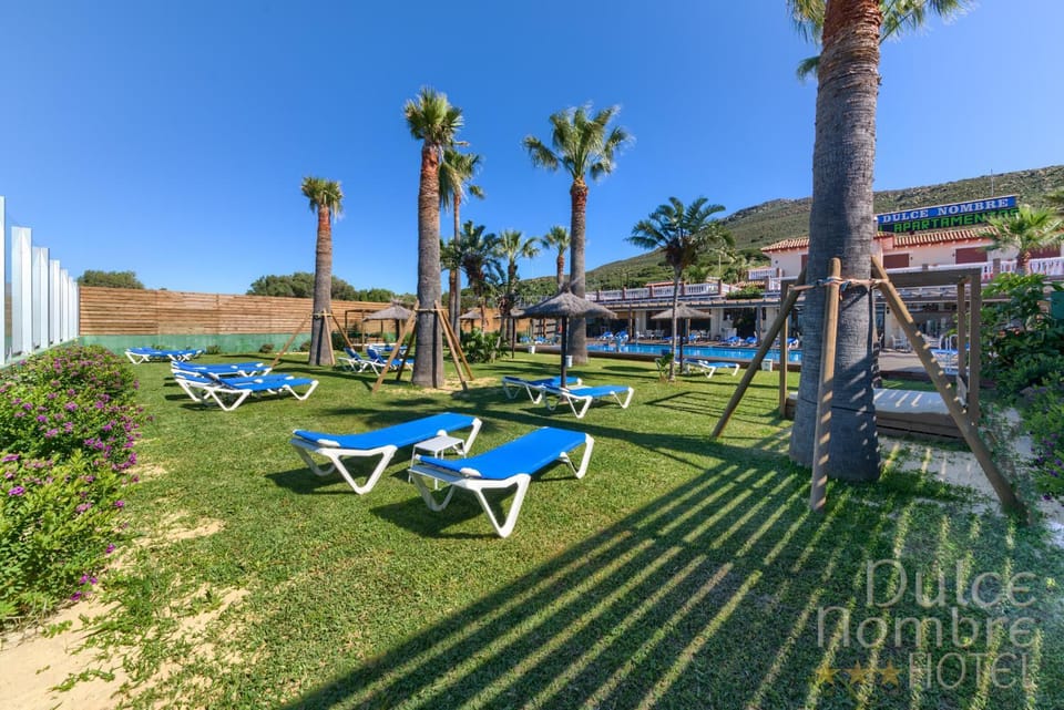 Spring, Day, Swimming pool, sunbed