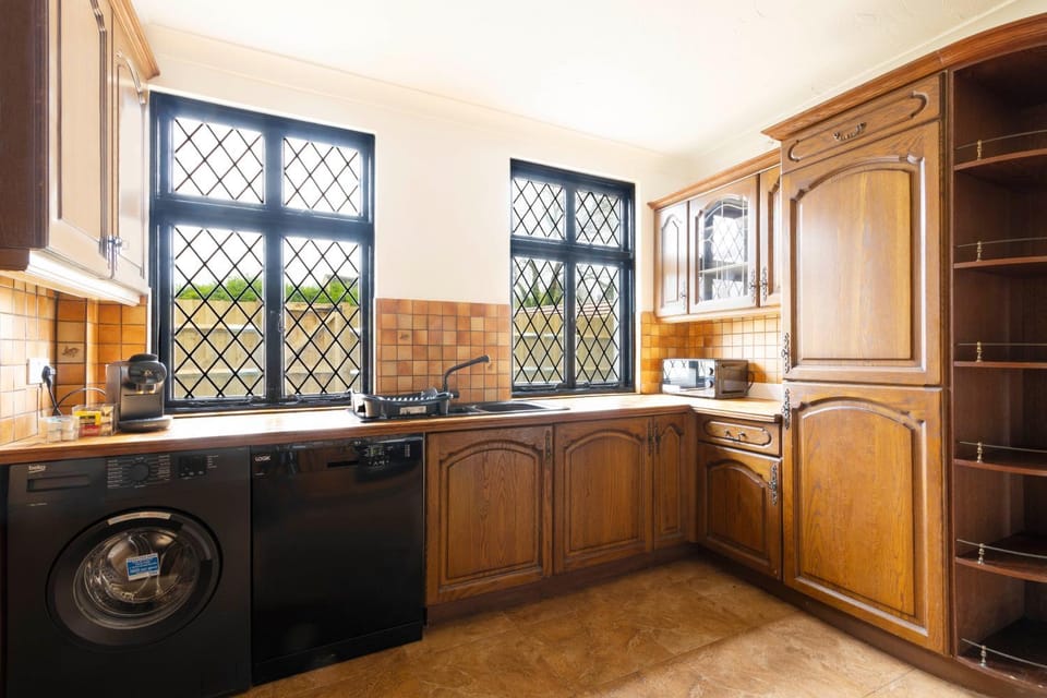 Coffee/tea facilities, Kitchen or kitchenette, oven, stove