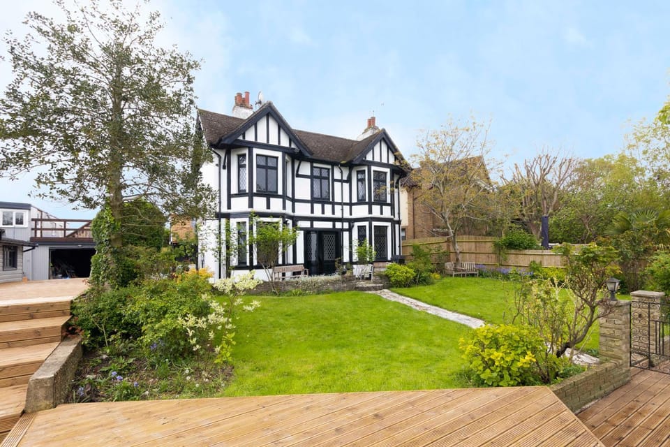 Property building, Facade/entrance, Garden, Garden view