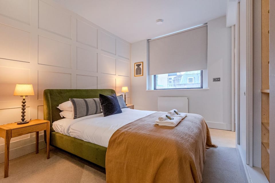 Bed, Photo of the whole room, Bedroom, towels