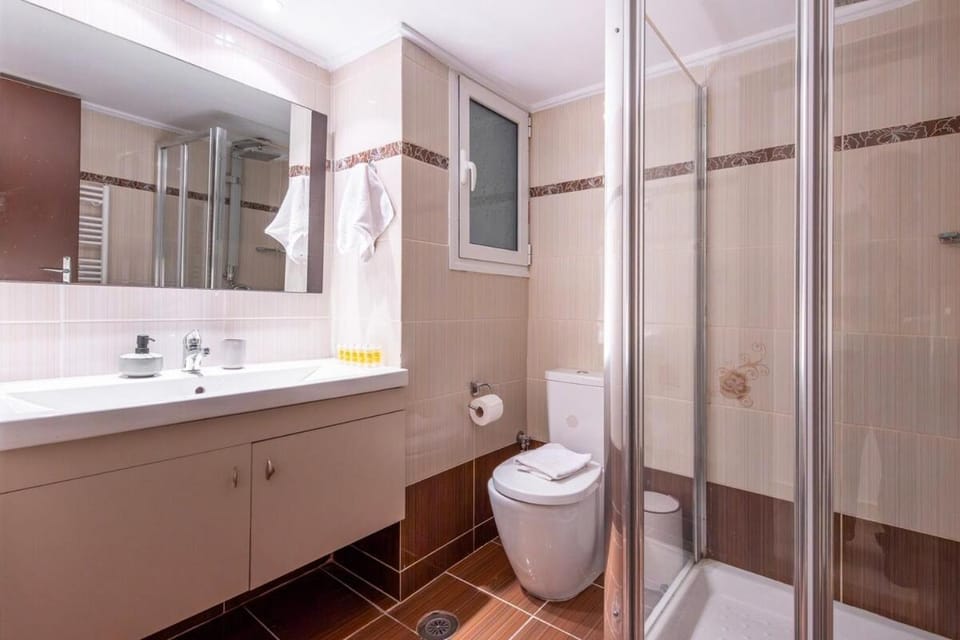 Stylish 2BDR Exarchia Apt with Balcony and Workspace Apartment in Athens