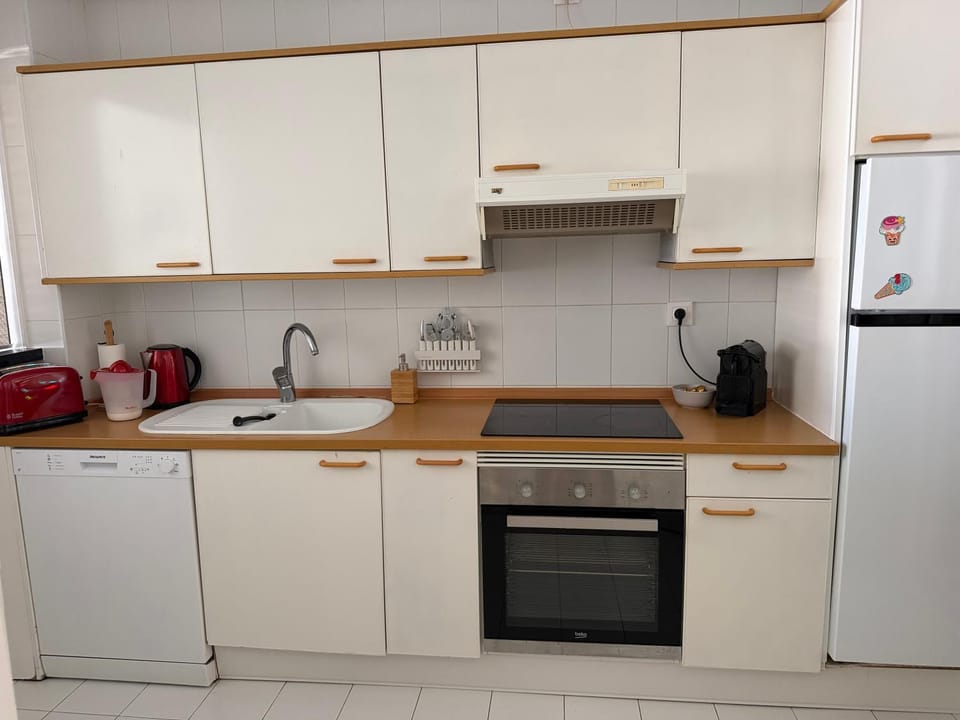Coffee/tea facilities, Kitchen or kitchenette, dishwasher, oven, stove, toaster