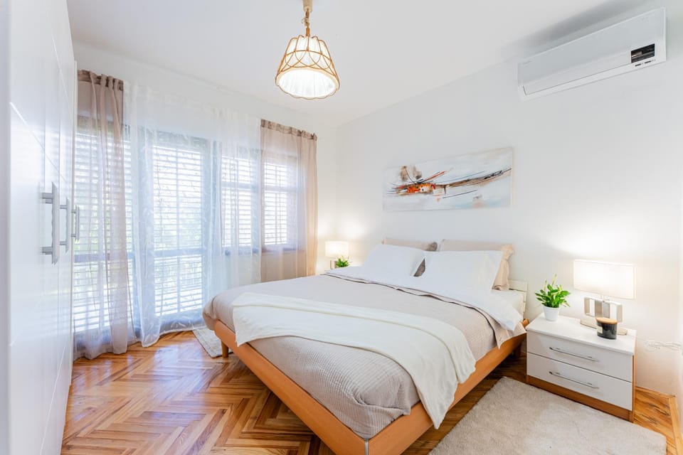 Bed, Bedroom, air conditioner