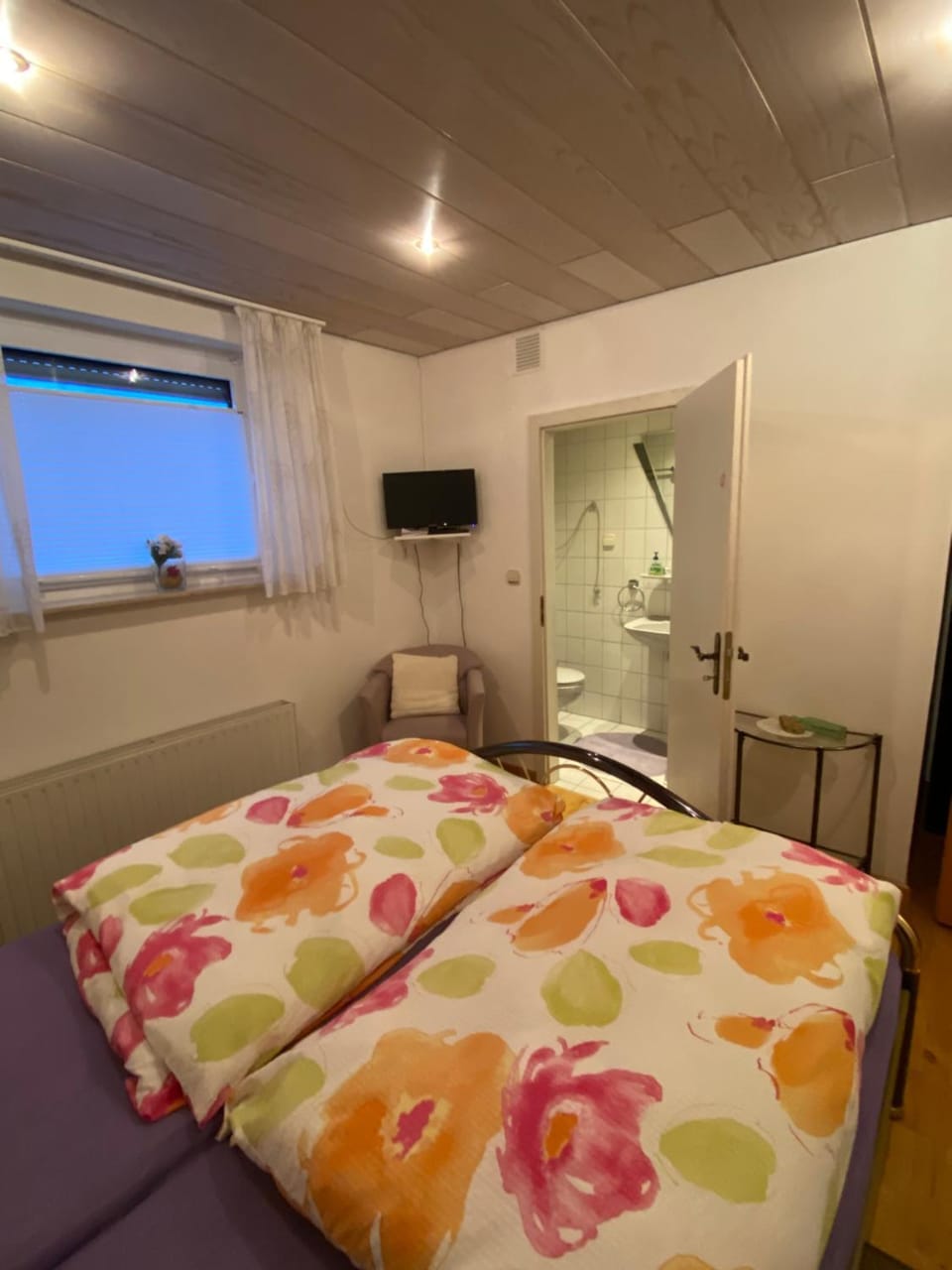 Zimmer 1 inkl eigenem Bad und Parkplatz Vacation rental in Rhineland-Palatinate
