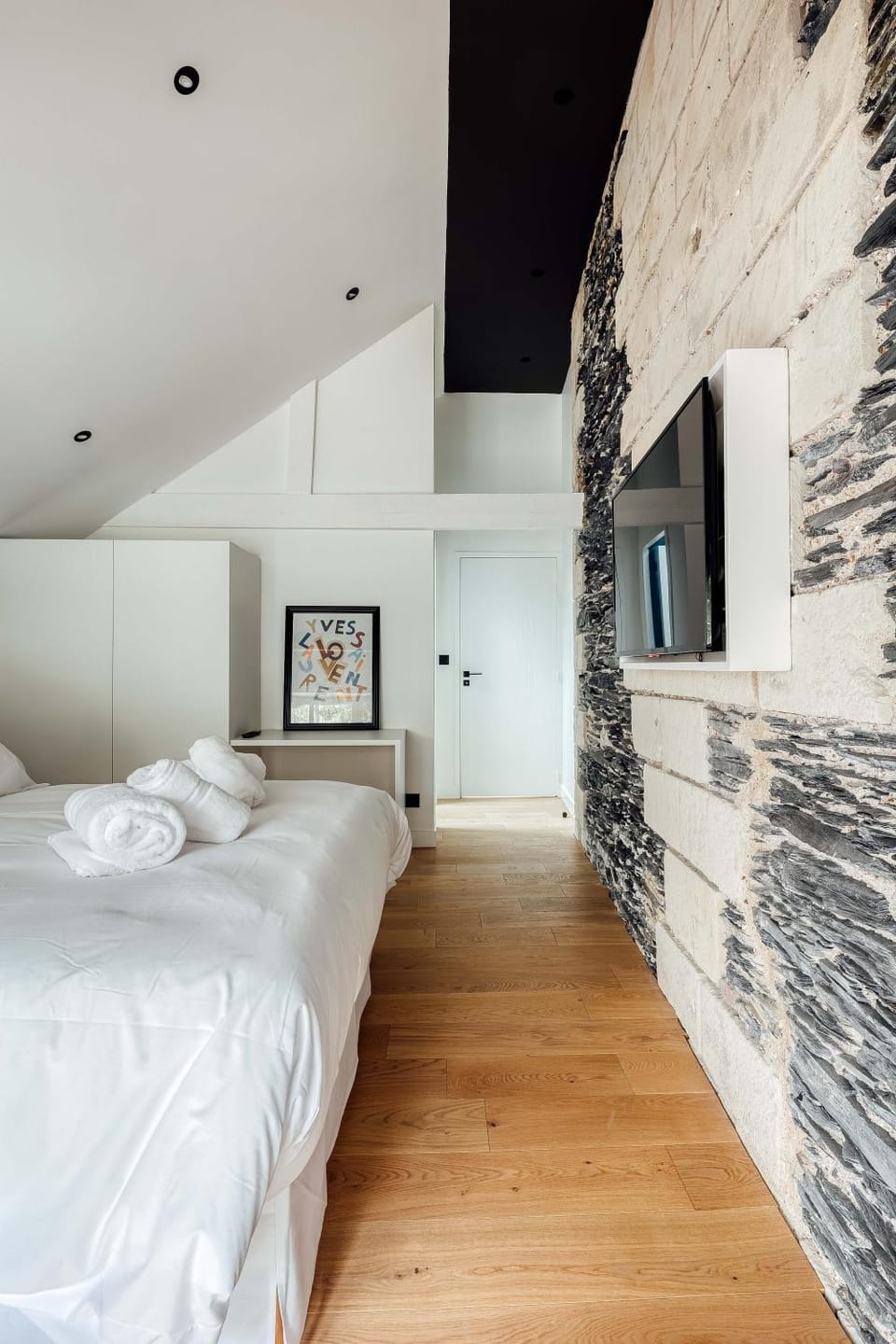 Bed, TV and multimedia, Photo of the whole room, Bedroom, towels