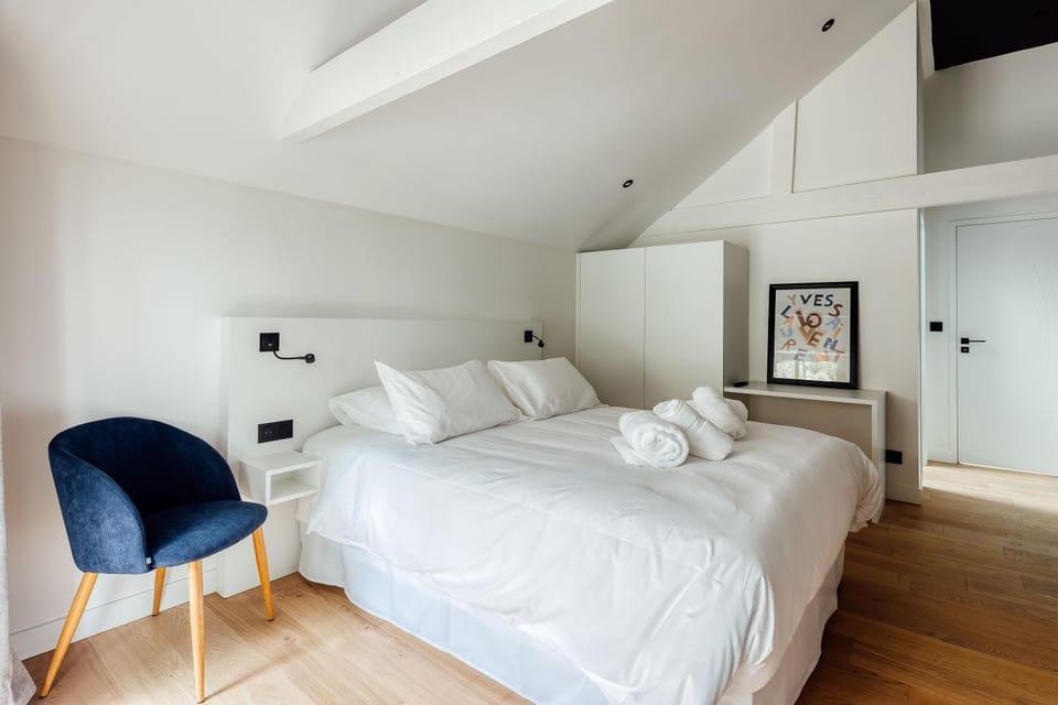 Bed, TV and multimedia, Photo of the whole room, Bedroom, towels, wardrobe