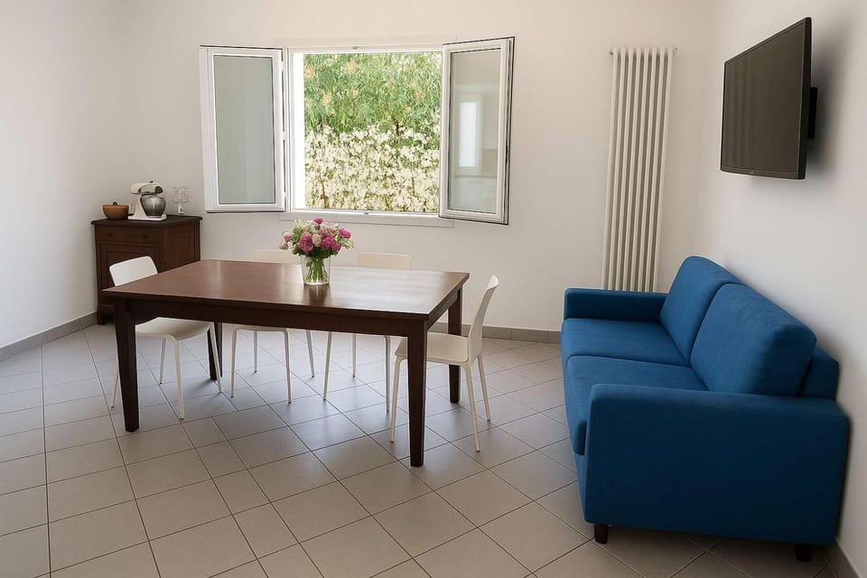 TV and multimedia, Seating area, Dining area