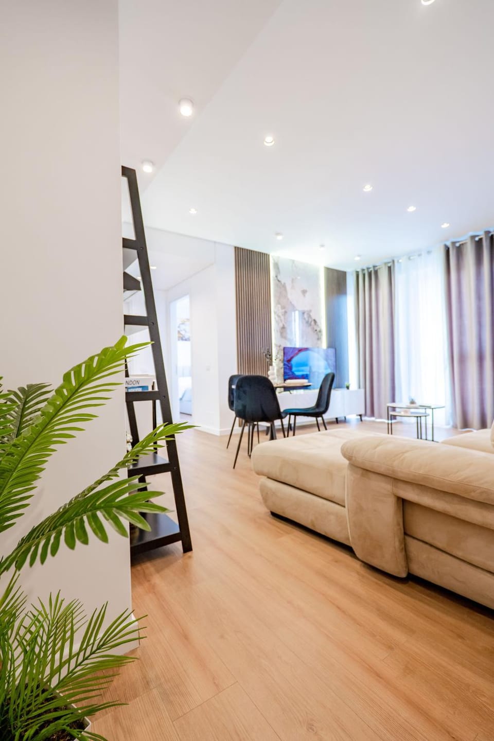 TV and multimedia, Photo of the whole room, Bedroom